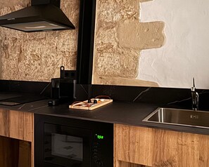 Een microgolfoven, een koffiezetapparaat/waterkoker, een broodrooster