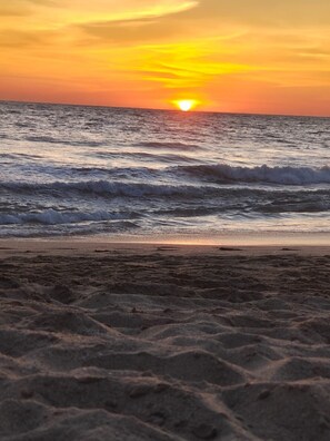 On the beach, sun loungers, beach towels - Cozy apartment in charming Mazatlán with WiFi, AC, heated pool with jacuzzi (Mazatlán)