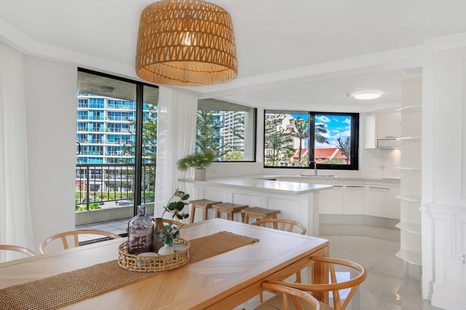 Deluxe Apartment, 3 Bedrooms | Dining room