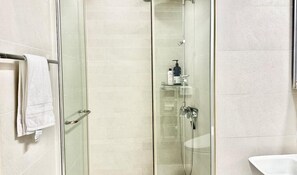 Shower, hair dryer, bidet, towels - [NEW] MODERN LUXURY Unit in the HEART OF SEOUL (Seoul)