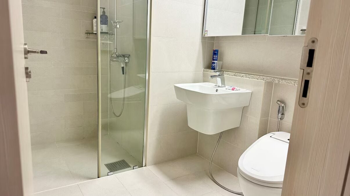 Shower, hair dryer, bidet, towels