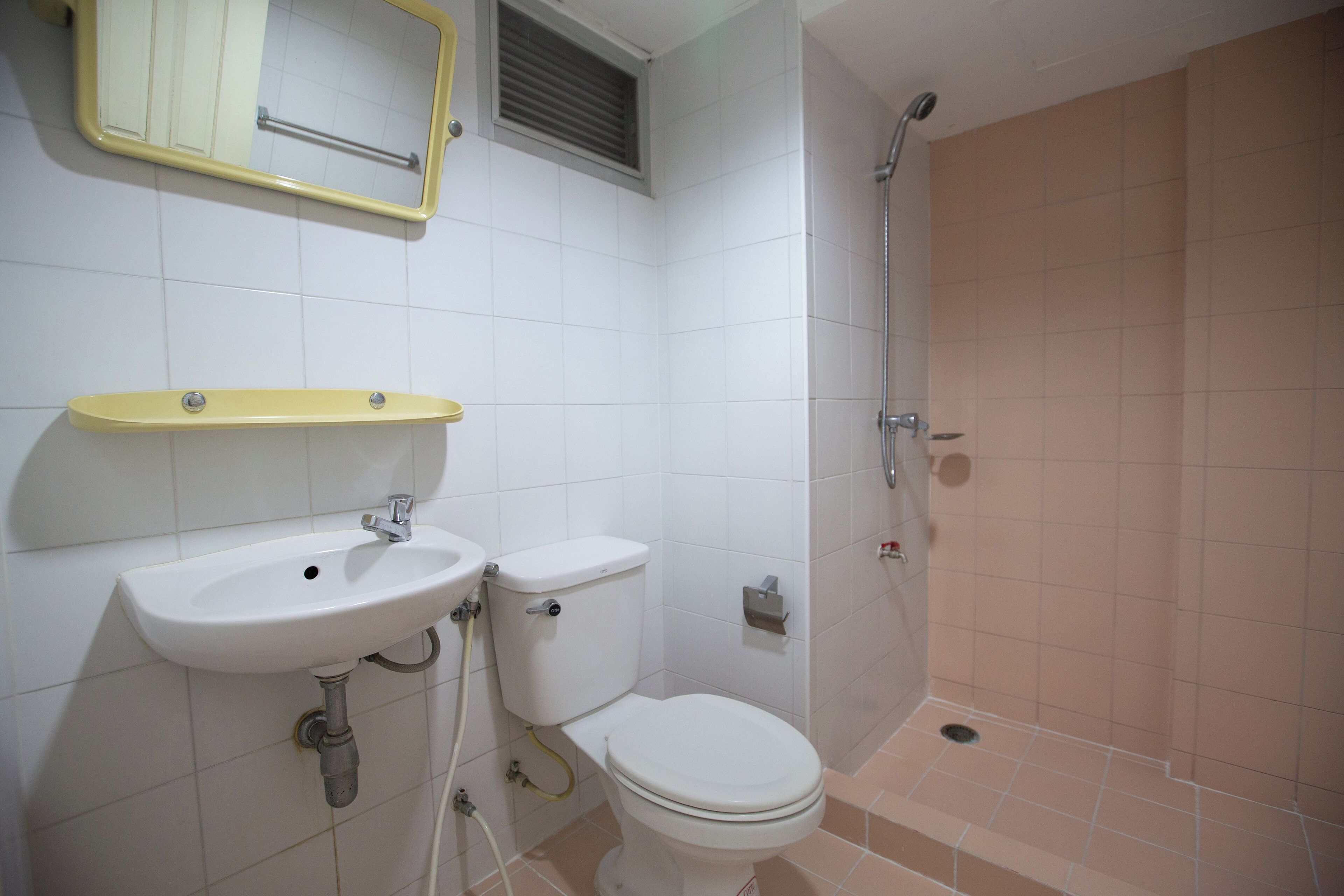 Un baño con lavamanos, inodoro y ducha.