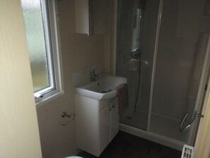 Douche, séchoir à cheveux, serviettes fournies