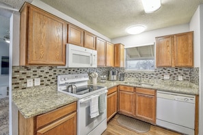 Fridge, microwave, oven, stovetop - Centrally Located DFW Retreat (Irving)