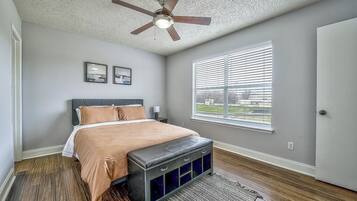 3 habitaciones, escritorio y tabla de planchar con plancha