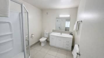 Apartment, 1 Bedroom | Bathroom | Hair dryer, towels, soap, shampoo