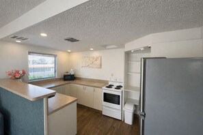 Family Apartment, 2 Bedrooms | Private kitchen | Mini-fridge, microwave, toaster - BK's Fountain Court Motel (Napier)