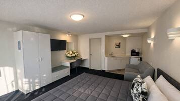 King Studio Ground Floor | Desk, iron/ironing board, free WiFi, bed sheets