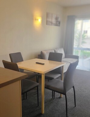 Leilighet, 2 soverom | Oppholdsområde | En 45-tommers smart-TV med digitale kanaler