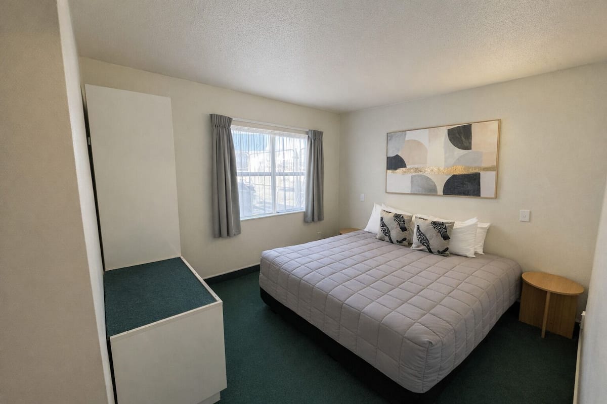 Apartamento, 2 habitaciones | Escritorio, tabla de planchar con plancha, wifi gratis y ropa de cama