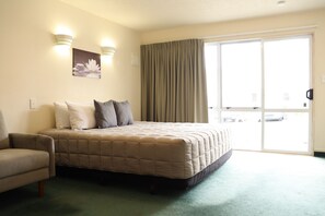 Desk, iron/ironing board, free WiFi, bed sheets - BK's Fountain Court Motel (Napier)