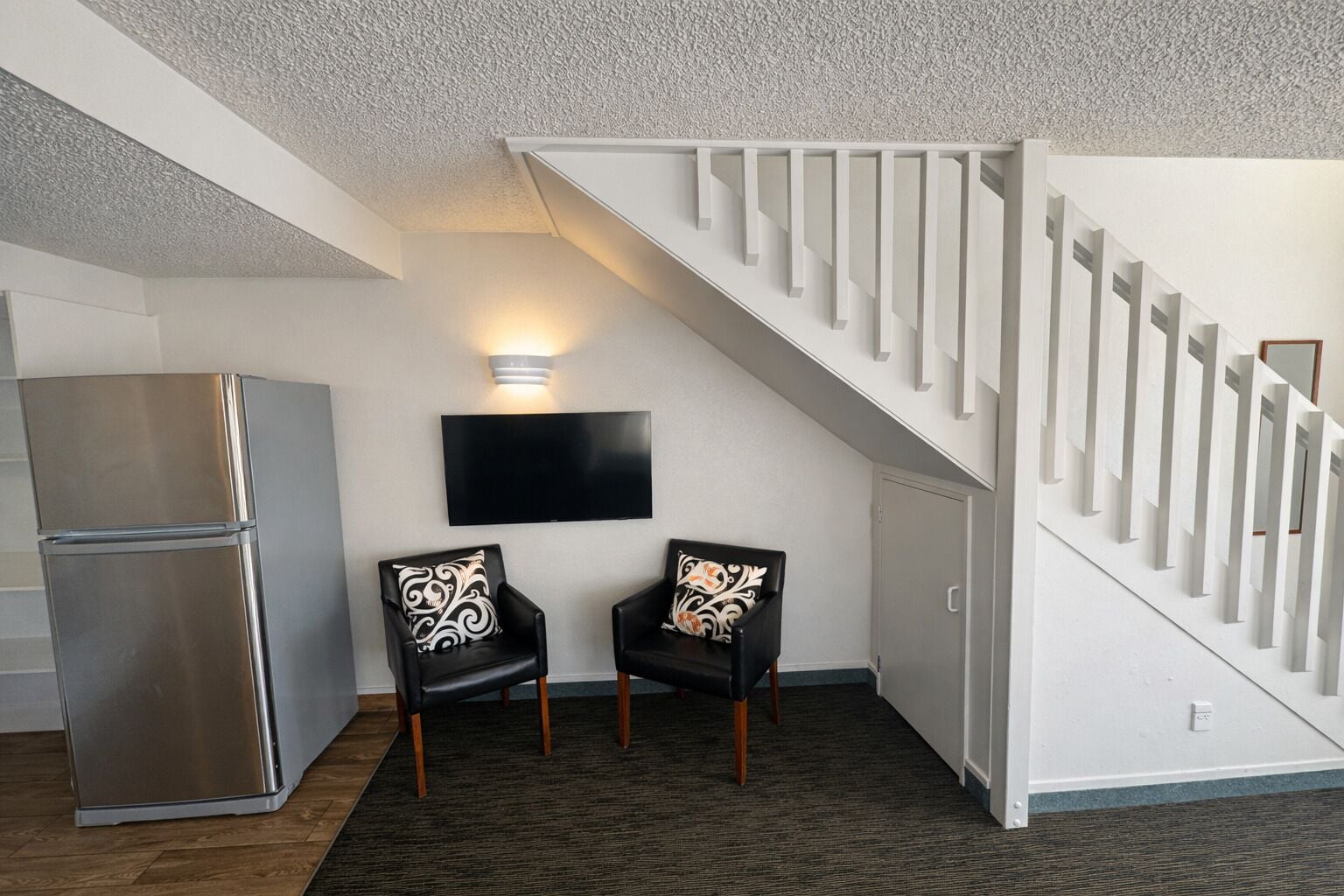 Familienapartment, 2 Schlafzimmer | Wohnbereich | 45-Zoll-Smart-TV mit Digitalempfang