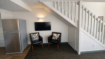 Familienapartment, 2 Schlafzimmer | Wohnbereich | 45-Zoll-Smart-TV mit Digitalempfang