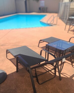 Outdoor pool - BK's Fountain Court Motel (Napier)