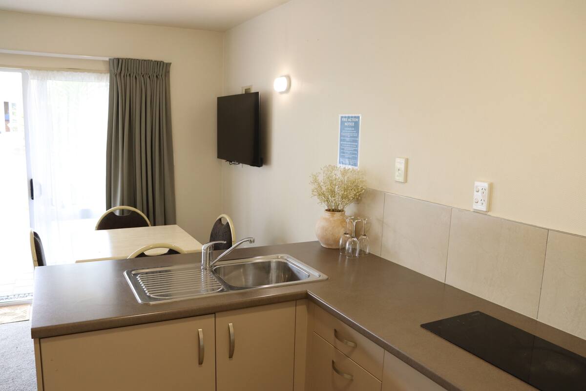 Standard Apartment, 1 King Bed, Roll-in Shower | Private kitchen | Mini-fridge, microwave, toaster