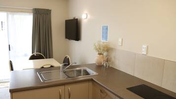 Standard Apartment, 1 King Bed with Sofa bed, Roll-in Shower | Private kitchen | Mini-fridge, microwave, toaster