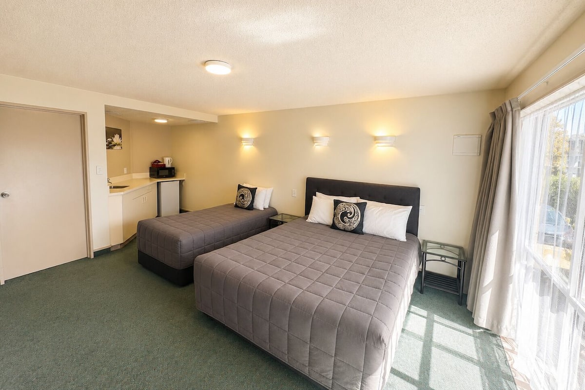 Standard Twin Room, Ground Floor | Desk, iron/ironing board, free WiFi, bed sheets