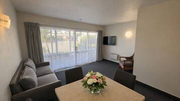 Departamento, 2 habitaciones | Escritorio, tabla de planchar con plancha, wifi gratis y ropa de cama