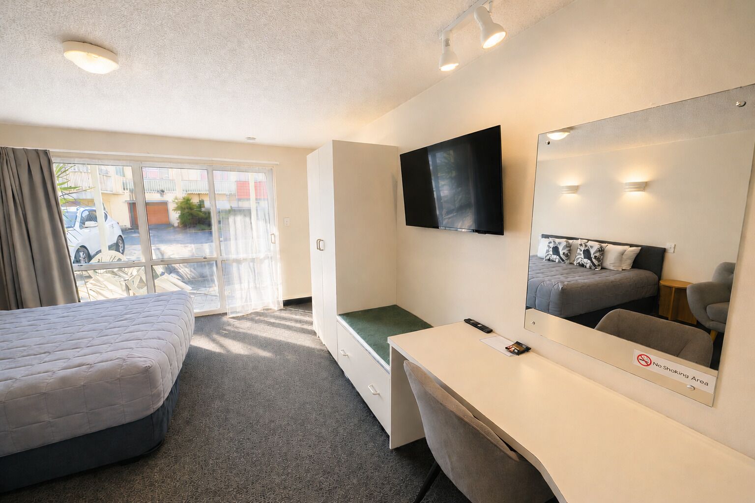 Standard Twin Room, Courtyard View | Desk, iron/ironing board, WiFi (free), bed sheets