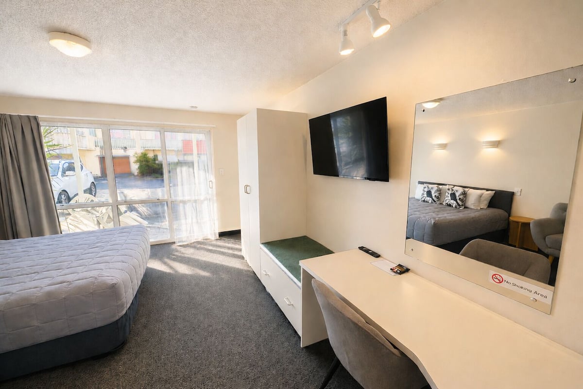 Habitación estándar con 2 camas individuales, vista al patio | Escritorio, tabla de planchar con plancha, wifi gratis y ropa de cama