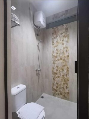 Double Room | Bathroom | Soap, shampoo, toilet paper - Phoenix Living (Surabaya)