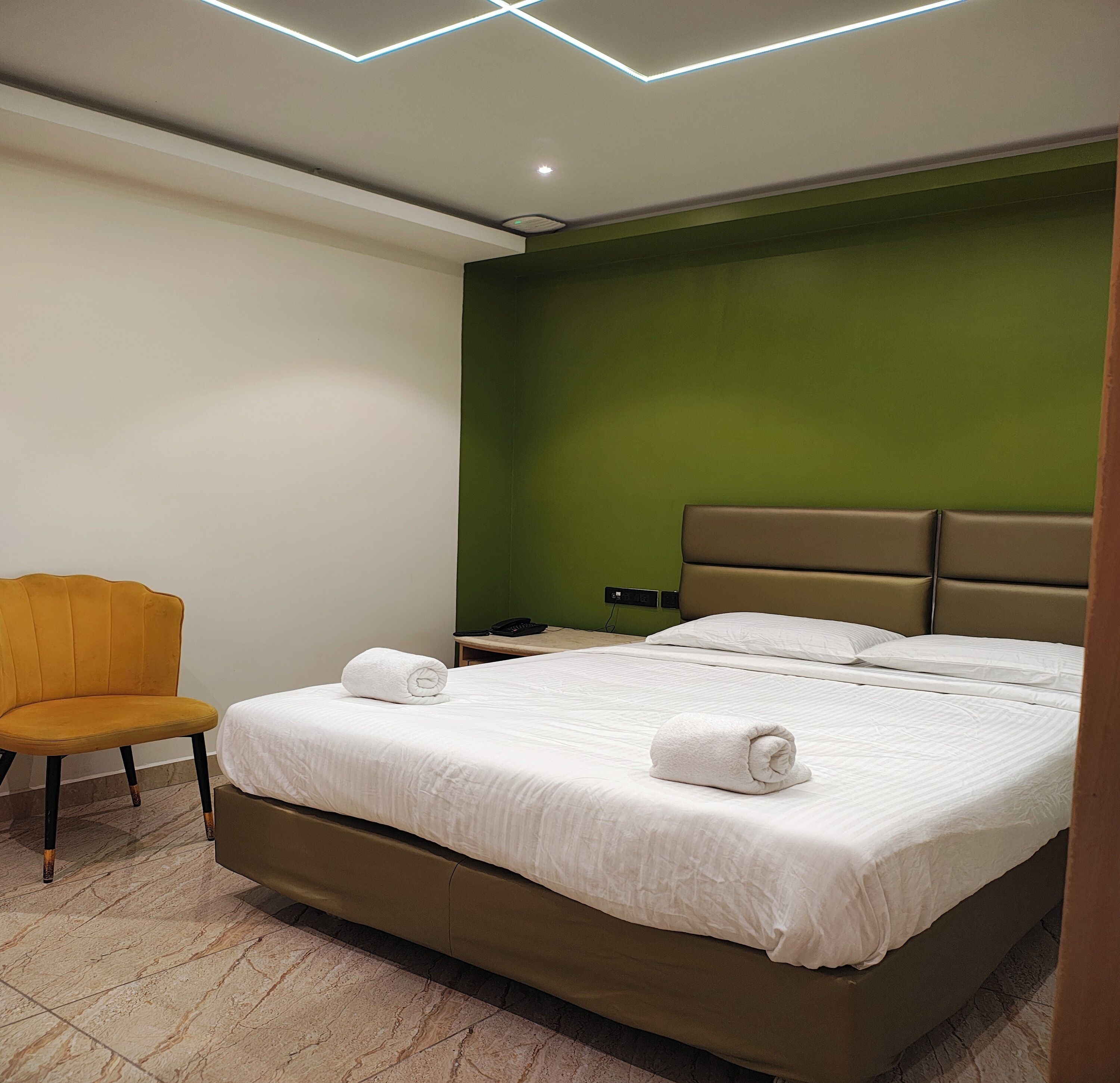 Hypo-allergenic bedding, desk, free WiFi, bed sheets