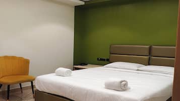 Roupas de cama antialérgicas, escrivaninha, Wi-Fi de cortesia