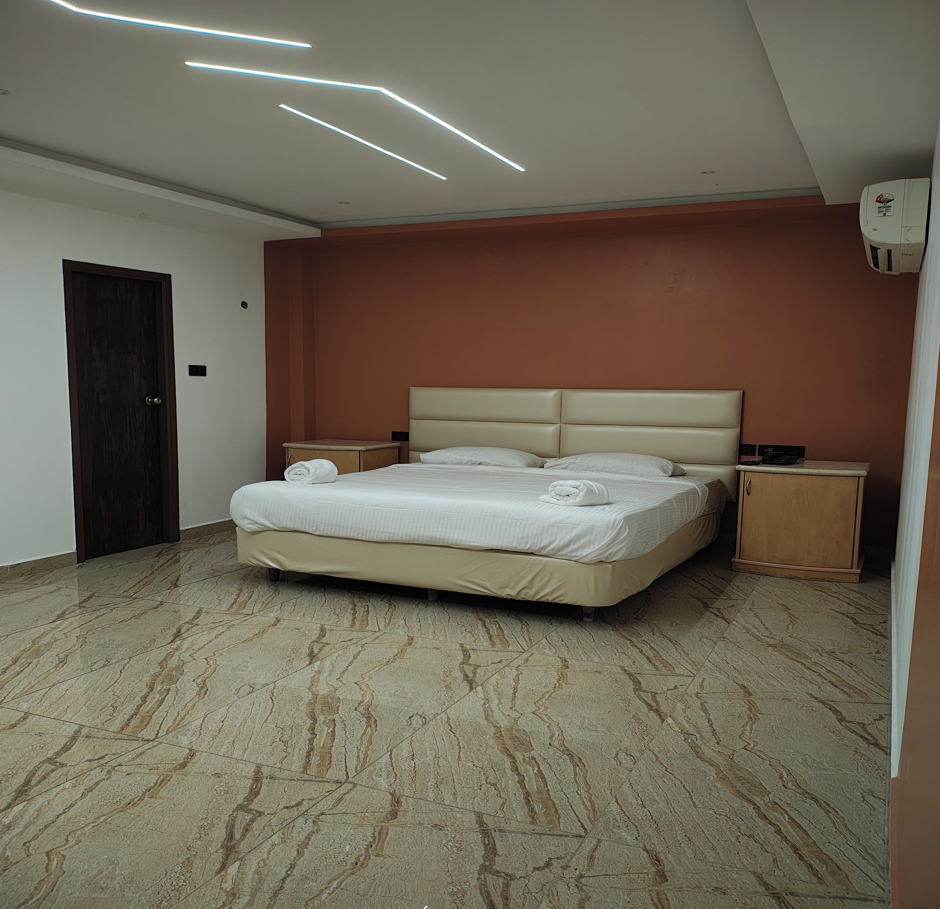 Hypo-allergenic bedding, desk, free WiFi, bed sheets