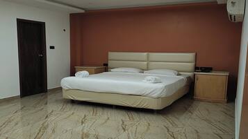 Hypo-allergenic bedding, desk, free WiFi, bed sheets