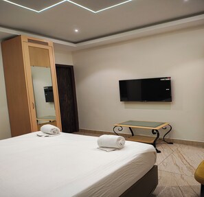 Hypo-allergenic bedding, desk, free WiFi, bed sheets - The Cloud Hotel (Puducherry)