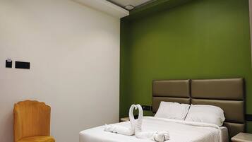 Suite | Hypo-allergenic bedding, desk, free WiFi, bed sheets