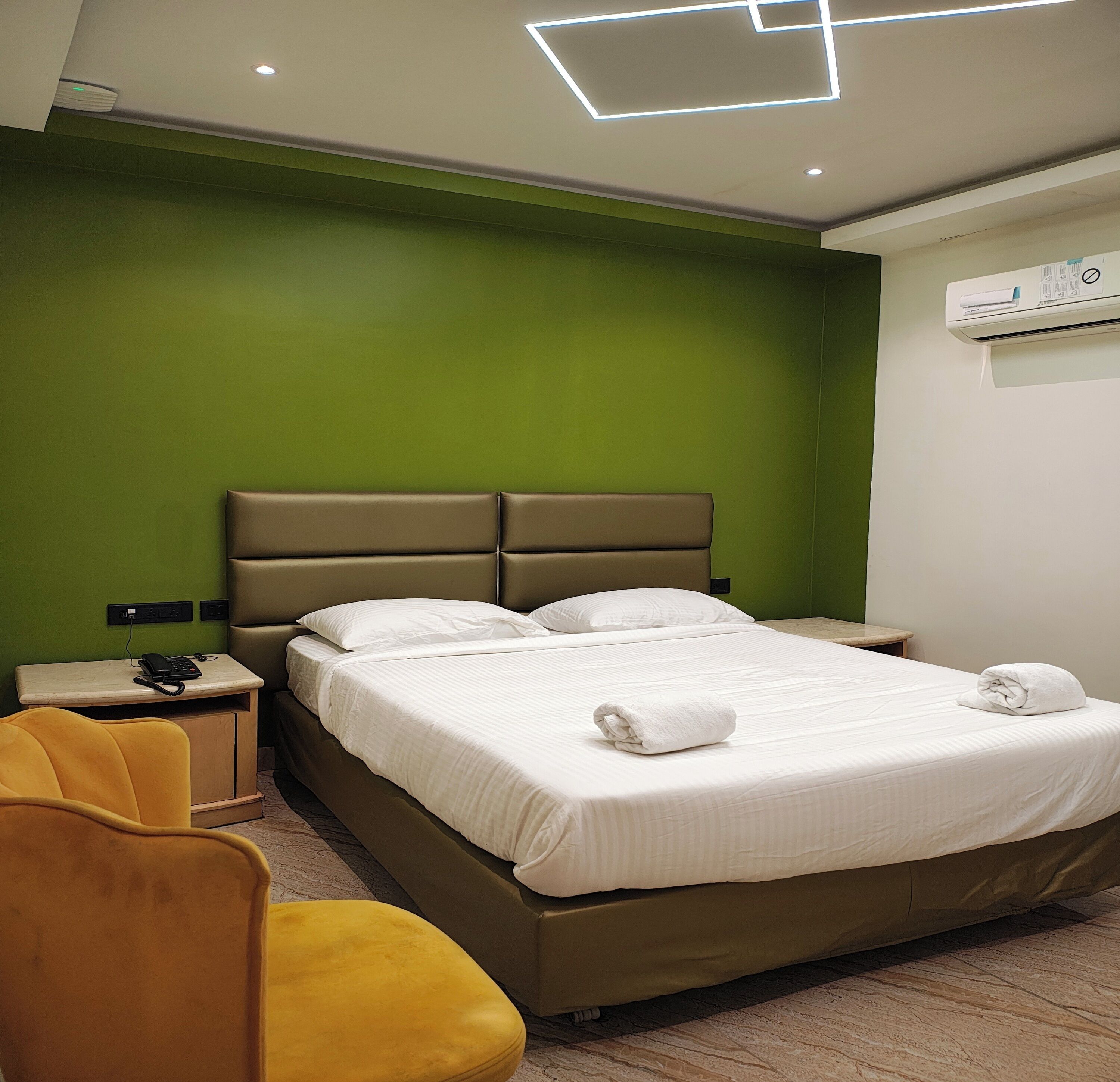 Hypo-allergenic bedding, desk, free WiFi, bed sheets