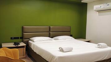 1 bedroom, hypo-allergenic bedding, desk, free WiFi