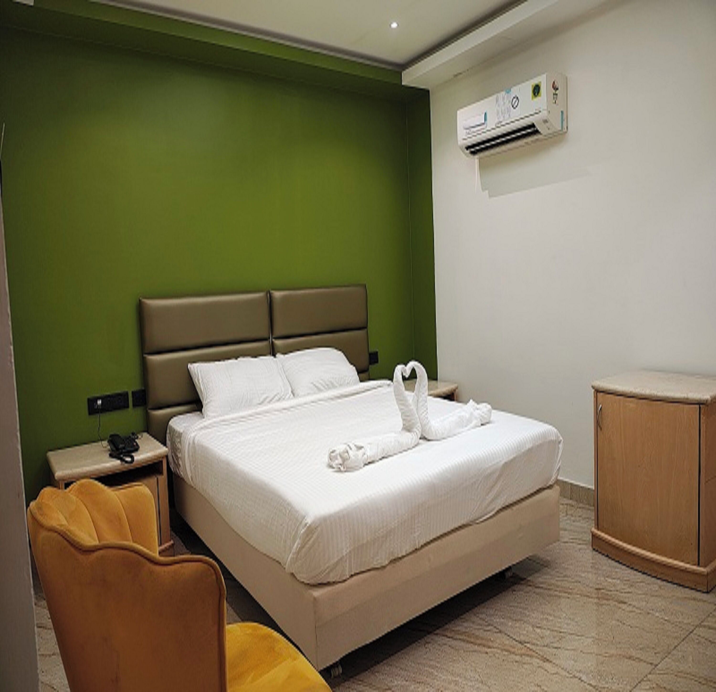 Sviitti | Allergiatestatut vuodevaatteet, työpöytä, ilmainen Wi-Fi, vuodevaatteet