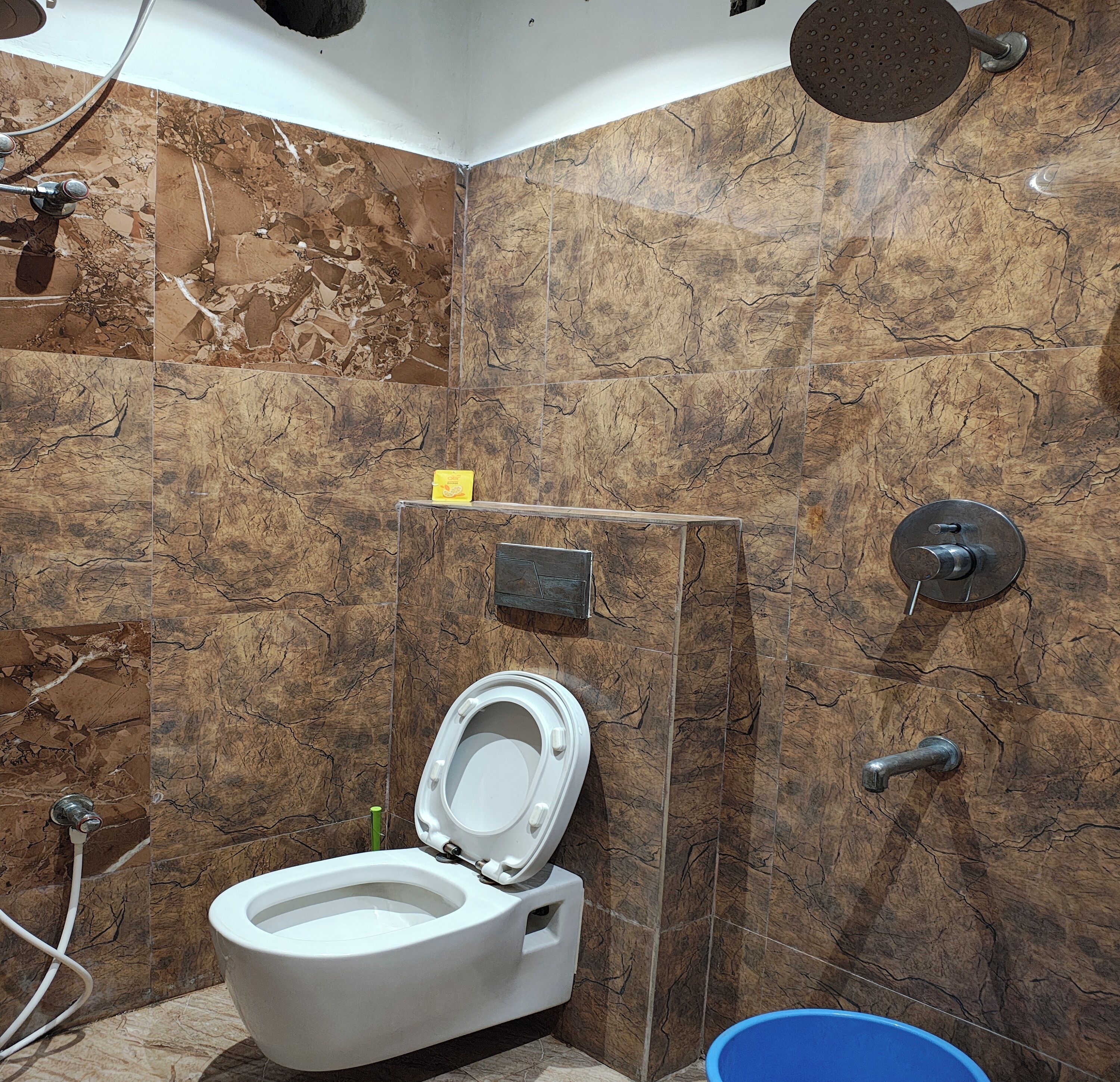 ฝักบัว, เรนชาวเวอร์, ผ้าเช็ดตัว, สบู่