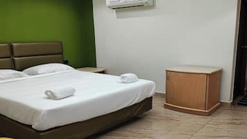 Suite | Hypo-allergenic bedding, desk, free WiFi, bed sheets