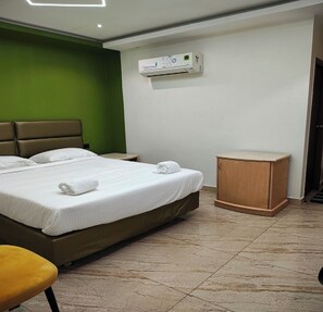 Suite | Hypo-allergenic bedding, desk, free WiFi, bed sheets - The Cloud Hotel (Puducherry)