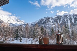 A mountain view with a wooden railing and a coffee pot on it. - Grand Roc C15 280m from Slopes, Mont-Blanc View, Parking & WiFi, Argentière (Chamonix), France (Argentière (Chamonix))