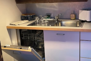 Réfrigérateur, micro-ondes, plaque de cuisson, lave-vaisselle