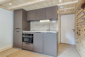 Een koelkast, een microgolfoven, een oven, een kookplaat