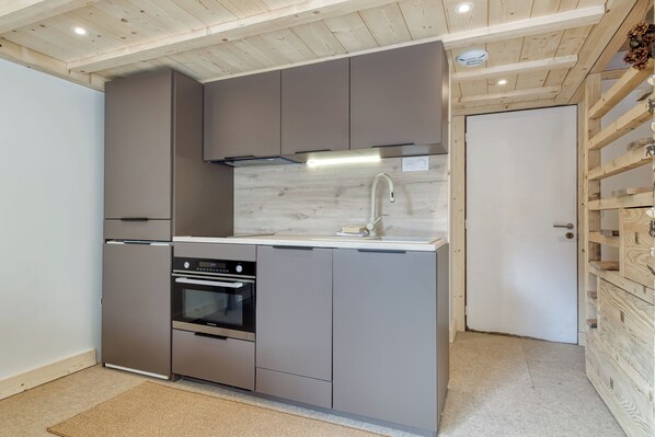 Kühlschrank, Mikrowelle, Ofen, Herdplatte