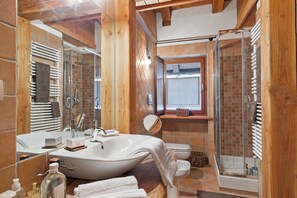 Douche, séchoir à cheveux, bidet, serviettes fournies