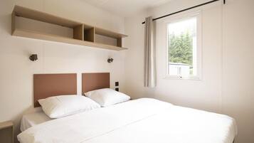 3 bedrooms, bed sheets