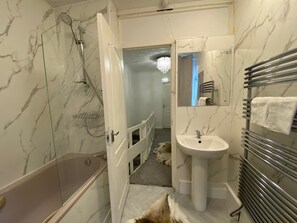 House | Bathroom | Combined shower/bathtub, deep-soaking bathtub, hair dryer, towels - London Charm - 3 Bedroom House Near Canary Wharf (London)