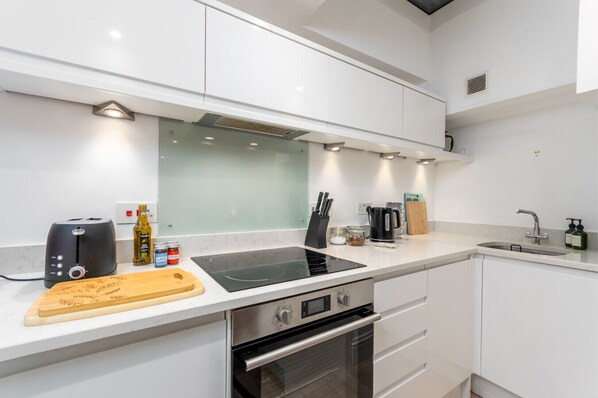 冷蔵庫、電子レンジ、オーブン、コンロ