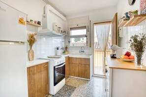 Fridge, microwave, oven, stovetop - ROSA DELS VENTS: Very central apartment in l'Escala (L'Escala)