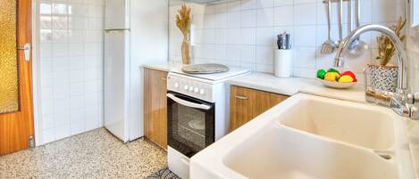 Een koelkast, een microgolfoven, een oven, een kookplaat