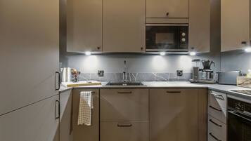 Geladeira, micro-ondas, lava-louças, liquidificador