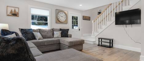 Älytelevisio, pöytäjalkapallopöytä, kirjoja