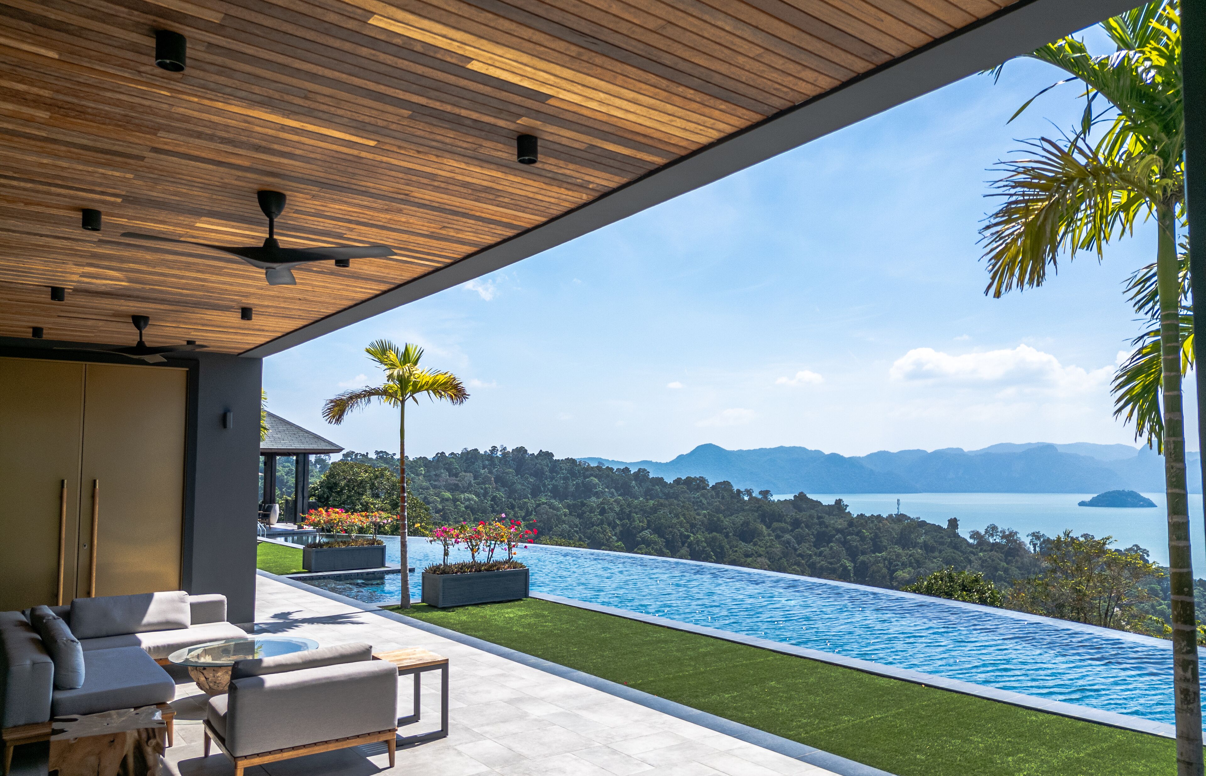 Kolam renang terbuka, kabana percuma, payung kolam 